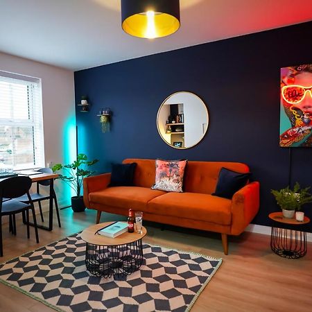 Neon Road At Park House Peterborough City Centre Apartment Esterno foto