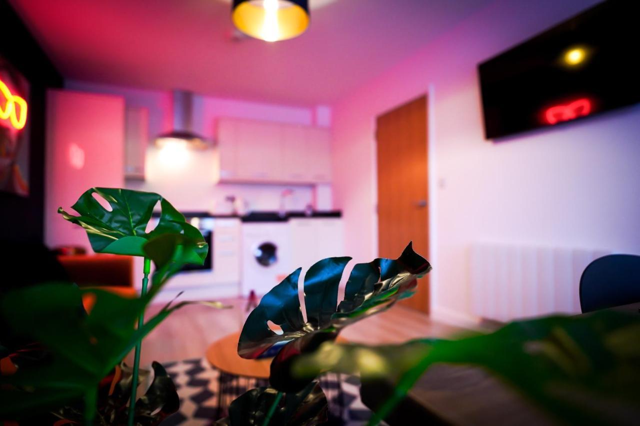 Neon Road At Park House Peterborough City Centre Apartment Esterno foto