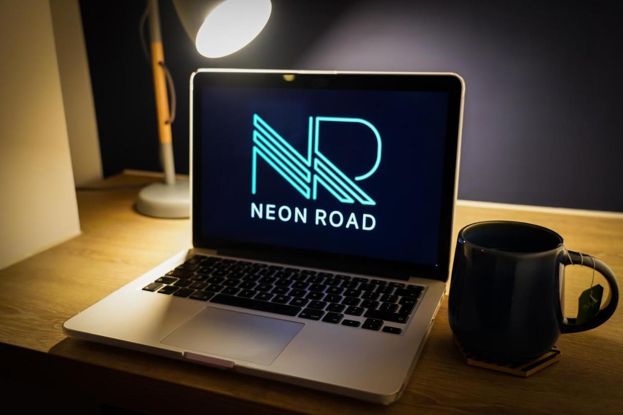 Neon Road At Park House Peterborough City Centre Apartment Esterno foto