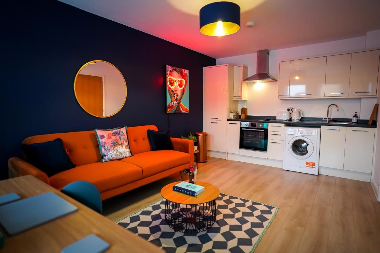 Neon Road At Park House Peterborough City Centre Apartment Esterno foto