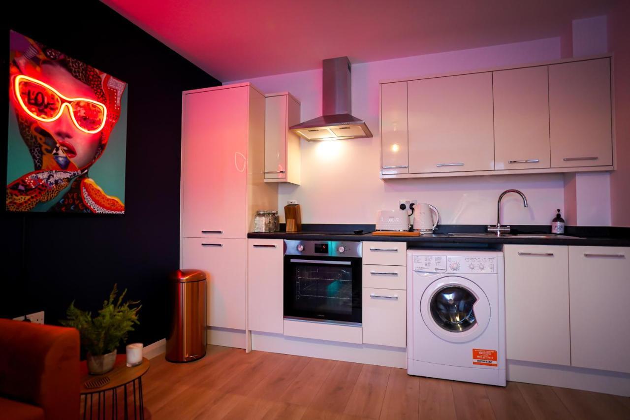 Neon Road At Park House Peterborough City Centre Apartment Esterno foto